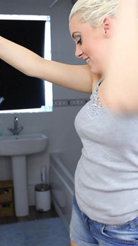 Elle B - thoát y khi tắm