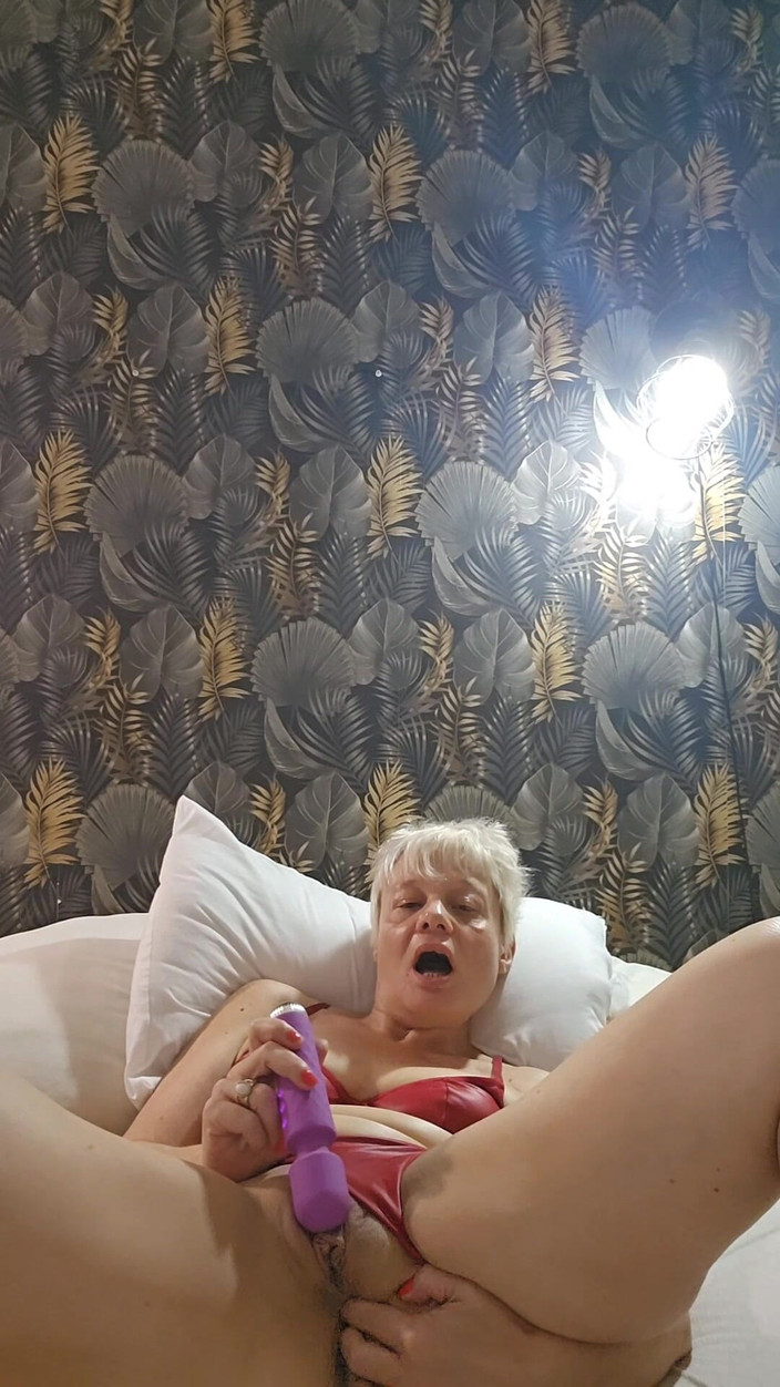 Sofy13: MILF Madura Puta Brinca Com Seu Clitóris Molhado