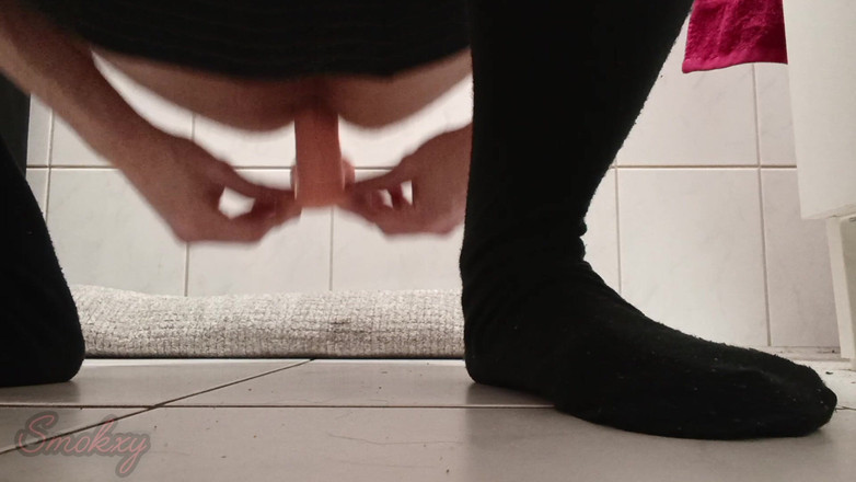 Smokey: Соло-анальная скачка на 7" дилдо