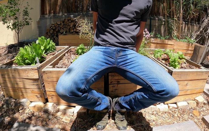 Golden Adventures: Mijando meus jeans enquanto jardinagem