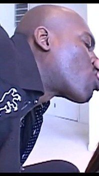 Lexington steele hat einen schwarzen schwanz, der zu groß für diesen jungen und süßen schwarzen teenager ist
