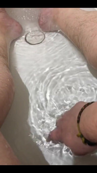 욕조에서 두구불 정액 발사