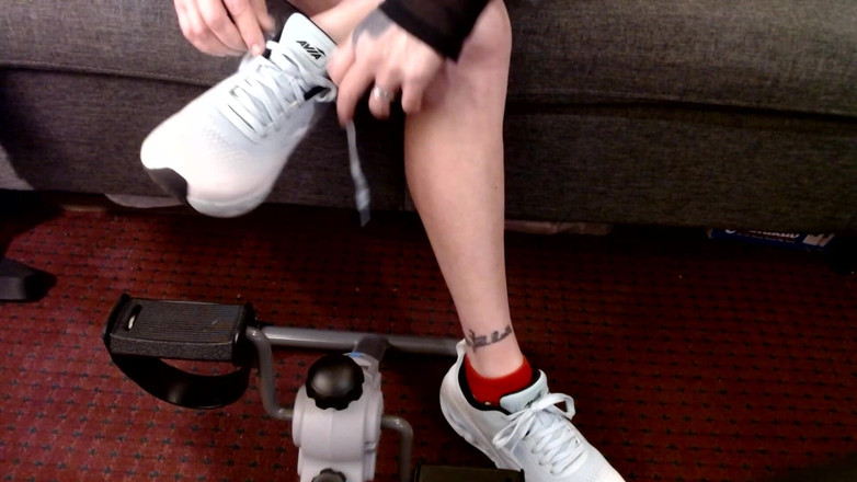 Abby Anna: Sabit bisiklet göğüslerimi zıplatıyor çoraplı spor ayakkabılar kalçalarının göbeğini hokkabazlıyor