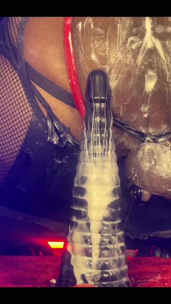 DipsoDeep: Ragazzo effeminato con dildo in basso riempie di crema il...