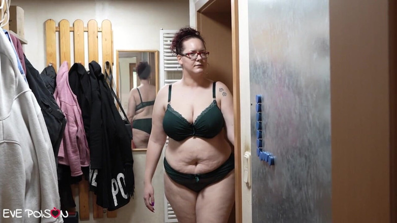 Eve-Poison: 同性恋熟女裸体并用假阳具操她们的阴户