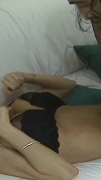饥渴熟女操她能找到的两根最坚硬的鸡巴