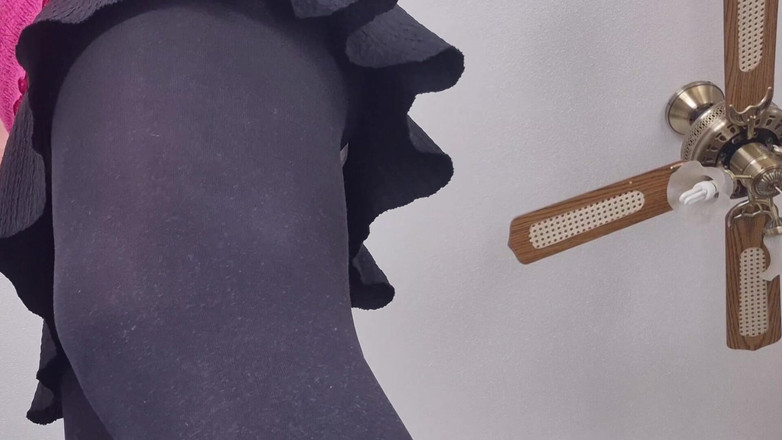 SavageHeater59: Guarda sotto la mia gonna mentre stiro