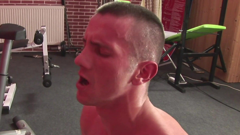 The Window of Sex: 古いカーブシーン-2 太ったブロンドのファックは、パーソナルトレーナーとジムでファック