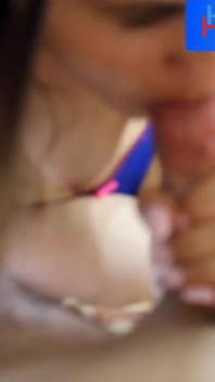 Jugué con la polla de mi novio en mi boca en la cama de mi novio en la habitación del hotel, como