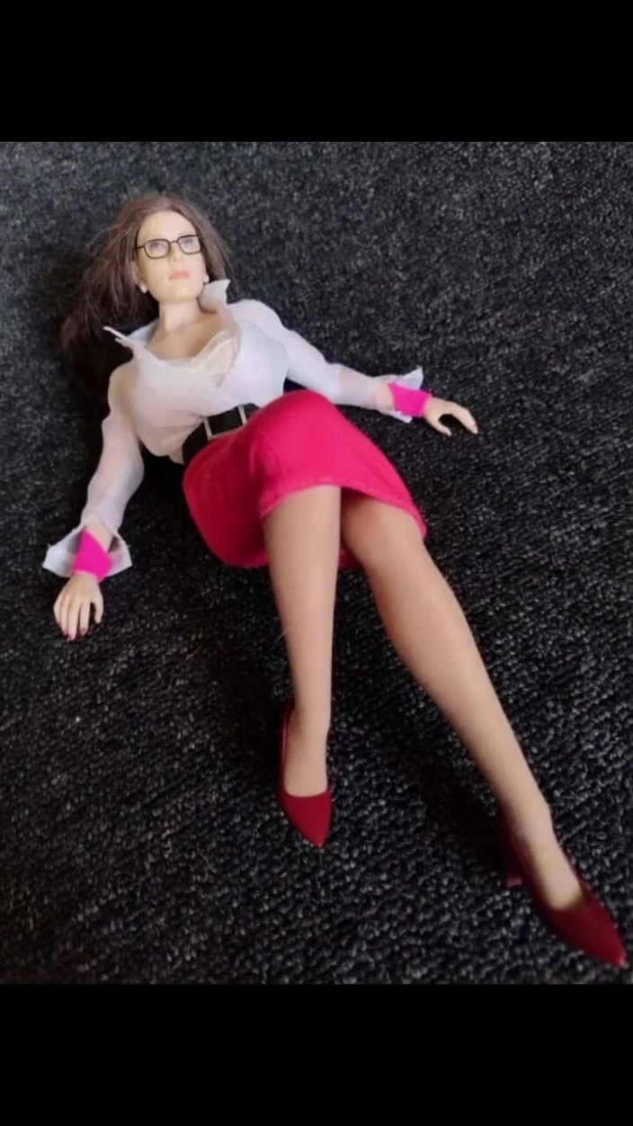 PeacefulDigit325: Audrey na podłodze
