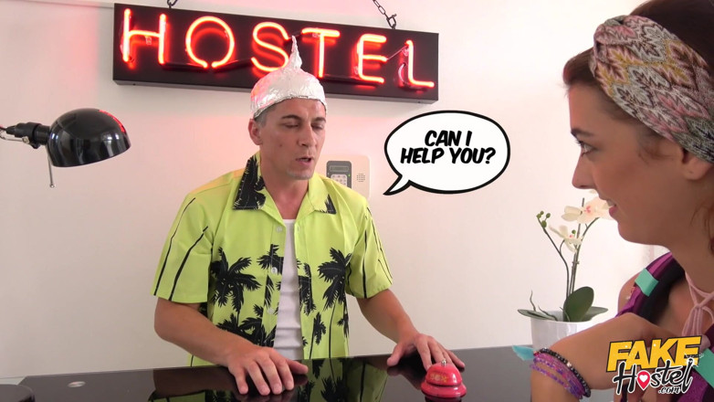 Fake Hostel: Fake hostel - huisbaas ruilt fantasieën uit de buitenruimte voor topless...