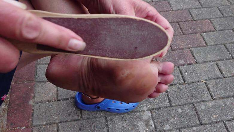 Hot-Pussy66: Outdoor foot care on the left foot