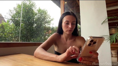 Princess Monica: Práce na notebooku, prsa blikající ve veřejném co-working prostoru