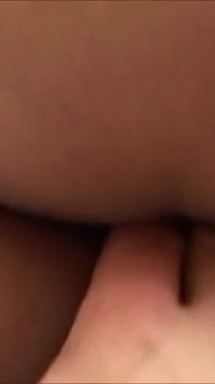 Mit der Spitze seiner Zunge in ihrer muschi wurde ich nass