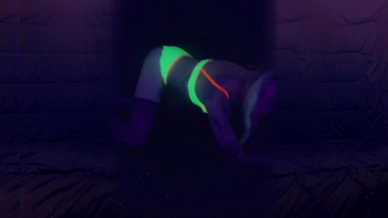 CarmenMelatonin: Linda chica del rave quiere fiesta