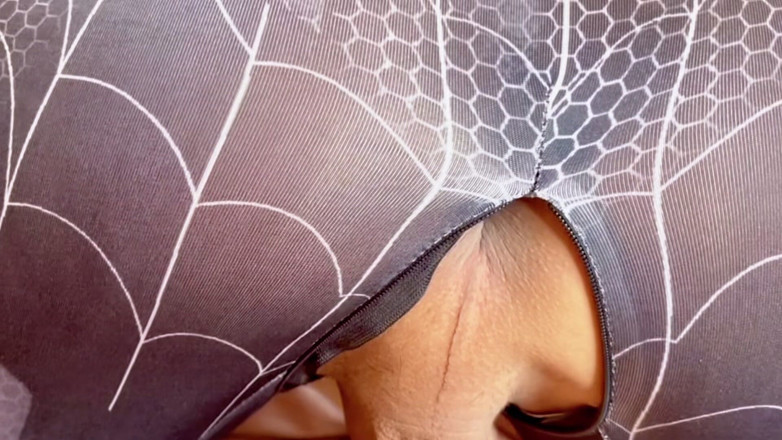 TransFindHer: Gina - j’ai remercié une fille-araignée avec une baise pour m’avoir...