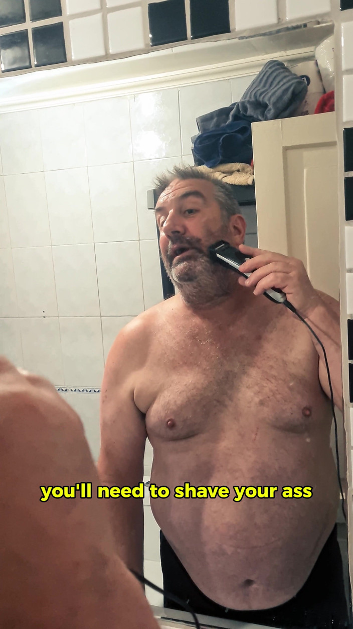 Punchbagplz: Înainte de luptă - Boxer tată vitreg argintiu cu vedere la...