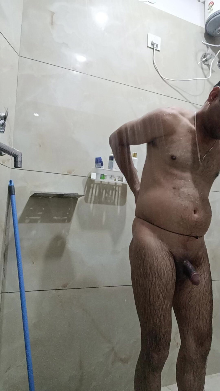 Rajasthani-old-lover: Desi Hot Man cieszyć prysznic i pokaz masterbation