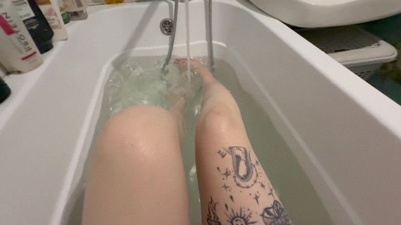 Deylamoons: Spelen met mijn poesje onder water 4k. Voetfetisj