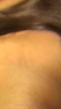 Peituda ébano milfs bang booties em orgia fumegante