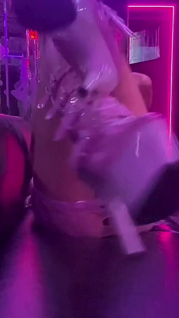Elaina Button: Linda stripper en forma baila en club con bota de...