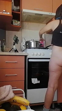 Une Maman Sexy Prépare Le Petit-déjeuner, Chatte Poilue, Gros Nichons. Une Femme Sexy Se Vide La Maison