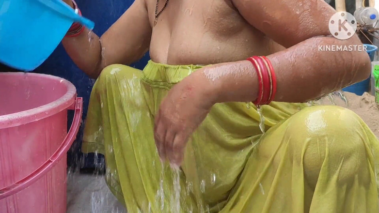 Anita yadav: 印度家庭妻子在户外洗澡