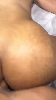 ¡Mi seguidora cachonda y traviesa recibiendo una polla en su pequeño culo!