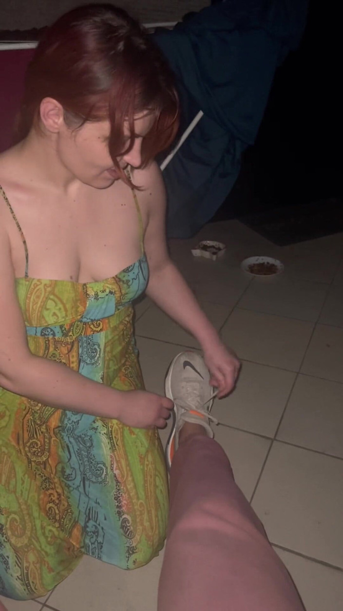 Elena917: Lamiendo los pies, pateando, mamada en la terraza