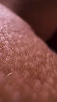 Insegno alla sorellastra come masturbarsi il clitoride e scoparla sul suo piccolo culo