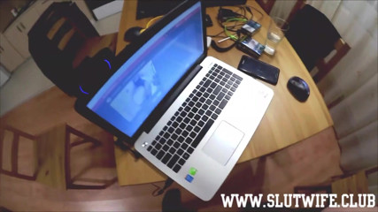 Slutwife Club: Pompino con il preservativo salivoso da una troia camgirl mascherata