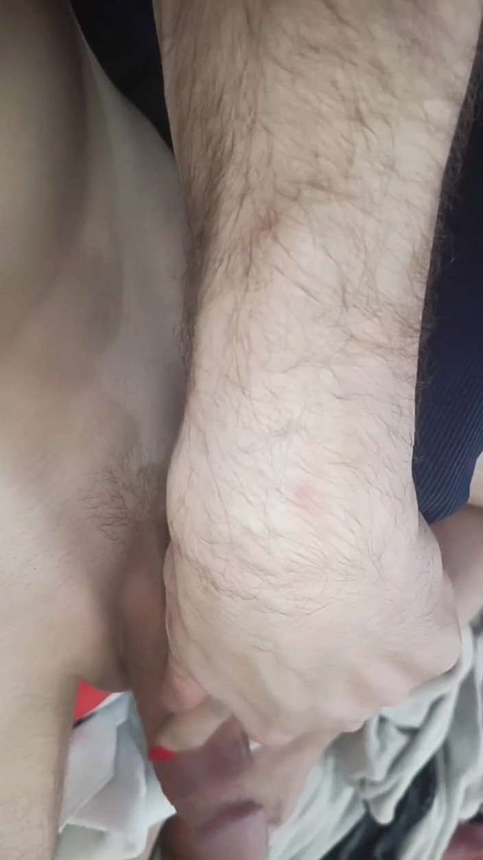 kickerscooter: Röda naglar handjob &amp;footjob