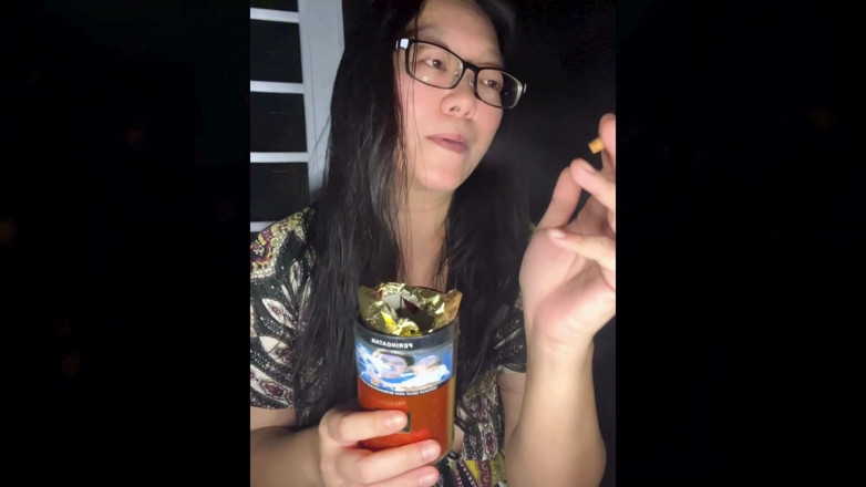 Smoking Asian: Asiatică care fumează topless: Compilație cu țâțe care fumează țigări în balcon