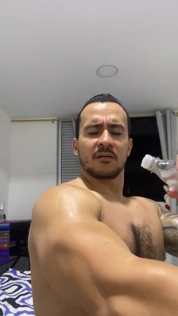 Christian_colombian: Gran Adoración Muscular De Un Latino Super Cachondo