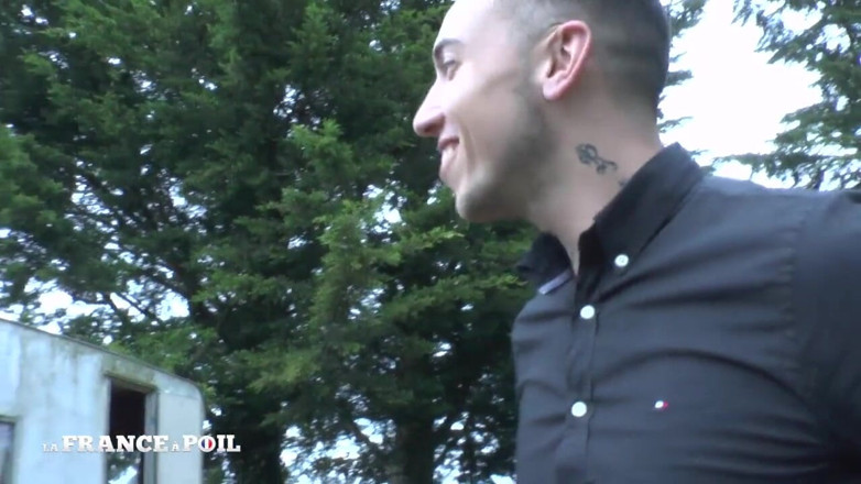 French BDSM: 一个丈夫把他微胖的金发妻子作为隶交给另一个准备到处搞砸她的男人