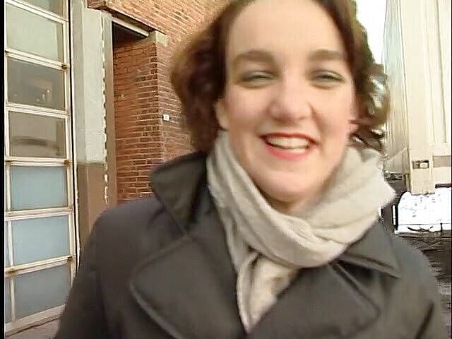 Lucky Cooch: カメラのために点滅するブルネット