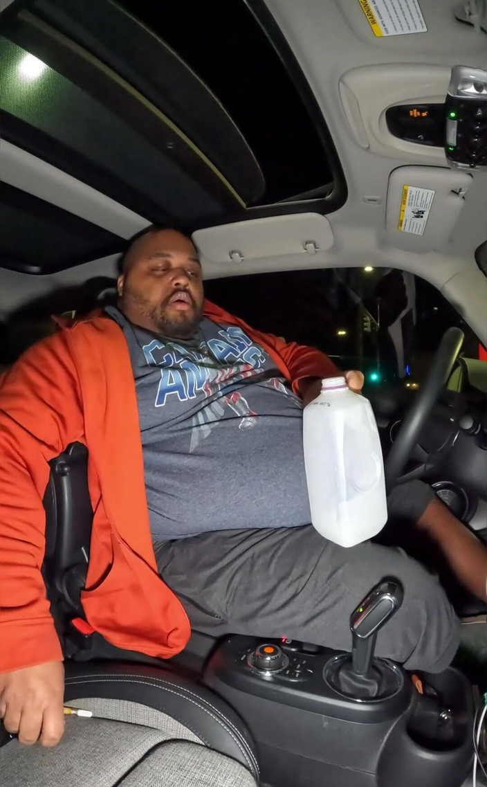 Blkhole420: Cara gordo em um pequeno carro e chugging um pouco...