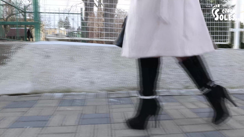 Czech Soles - foot fetish content: Openbare hoge hakken lopen, versleten panty en voetspel