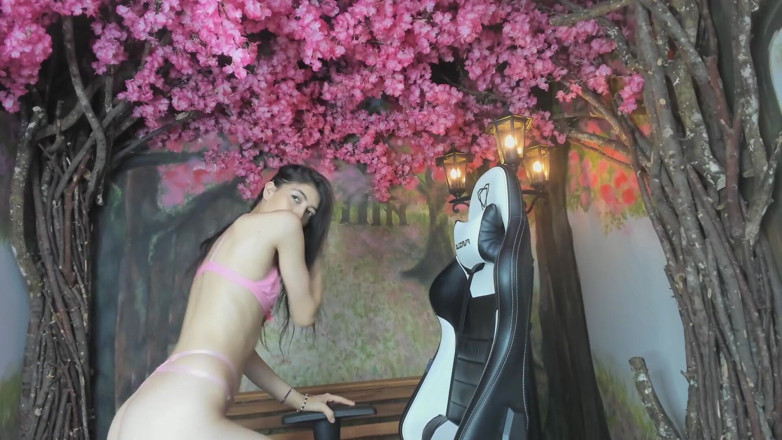 Adhara Hamilton: Cewek semok latina lagi asik masturbasi memeknya pakai dildo sambil...