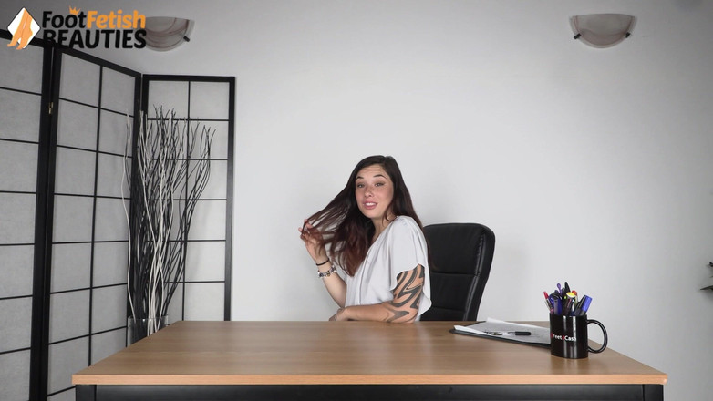 Foot Fetish HD: Zlobivá profesorka učí svou studentku, jak uctívat delikátní nohy