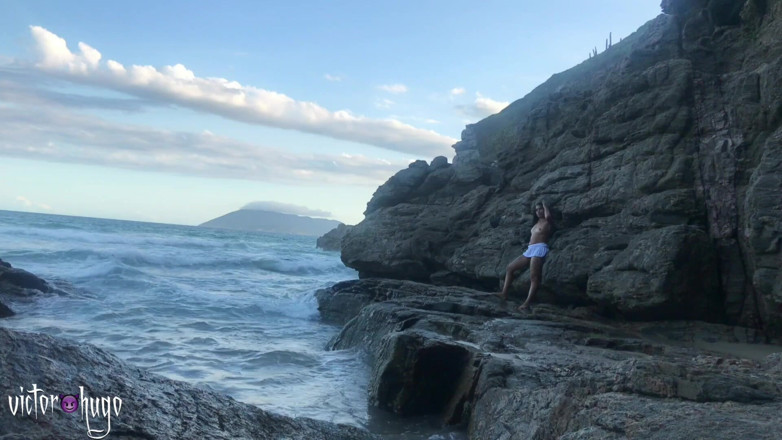 VictorHugo: Nongkrong bareng teman di pantai
