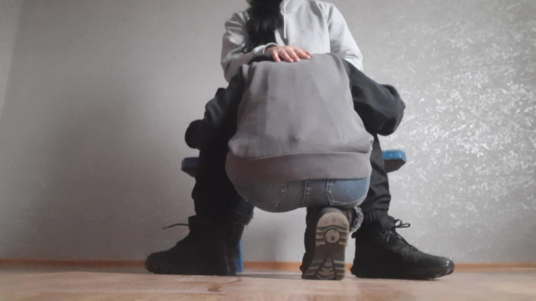 Lesbian-candys: 私の既婚の隣人は、夫に知られないように、無人のアパートで私のアソコを舐めています