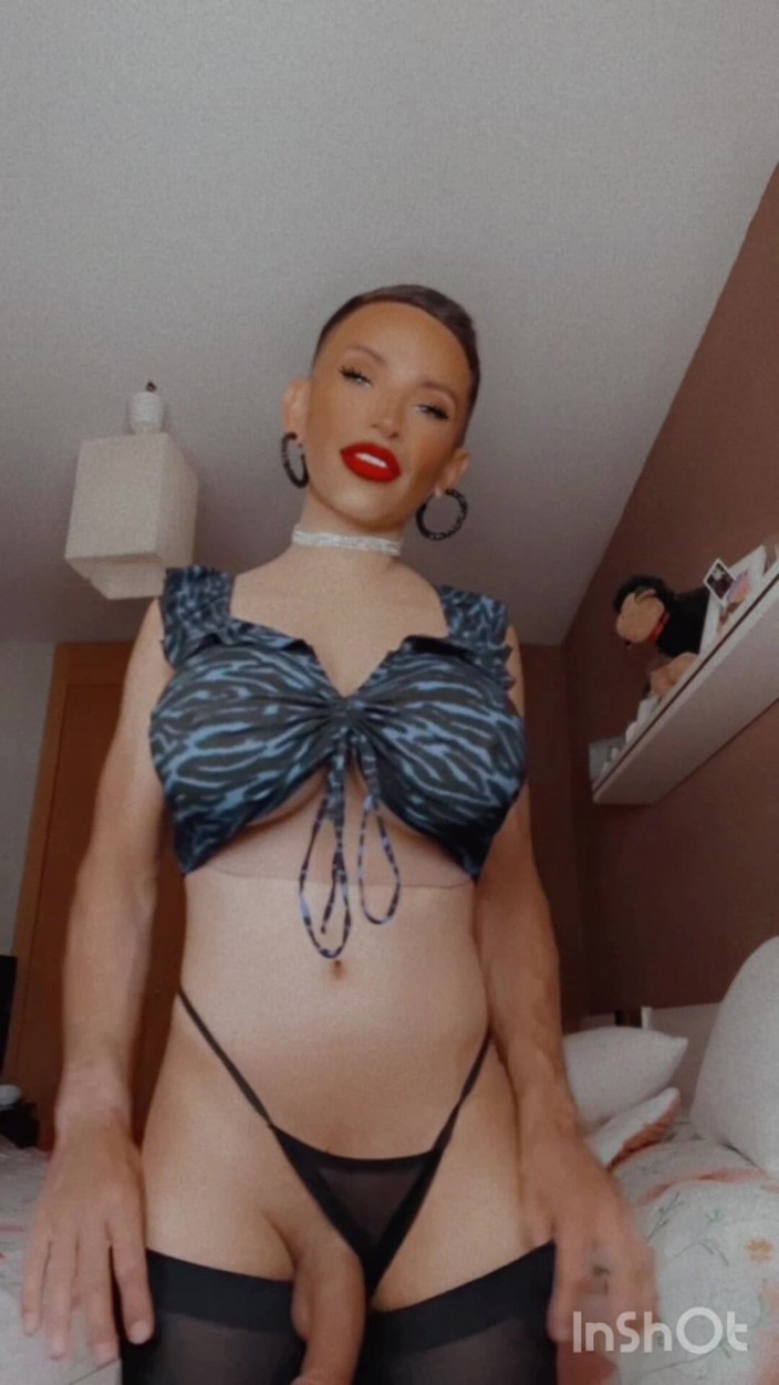 Sissy Slut Brianna: Xuất tinh vào mặt tôi và nói với tôi rằng...