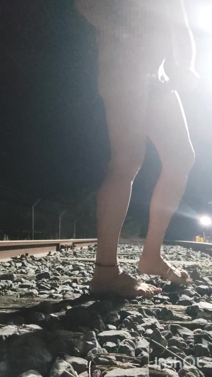 Morbosete000: Naakt en pissend op de treinsporen