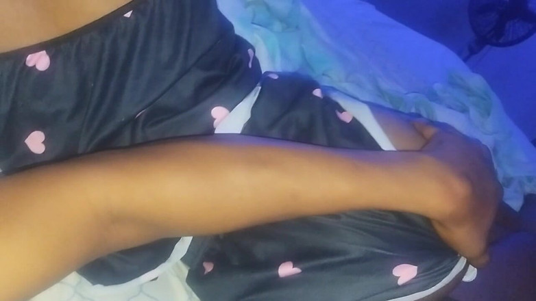 Skyy: 继父请干我！和继父一起爬上床，在他的大黑屌上摩擦我的菊花