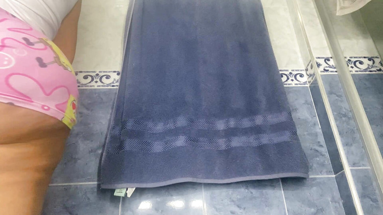 SENSESEX: Stiefmutter, MILF arsch beim pissen in der toilette erwischt