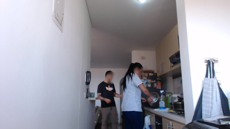 Latinaspy: Servitoarea nu este fericită, așa că iubitul ei o duce...