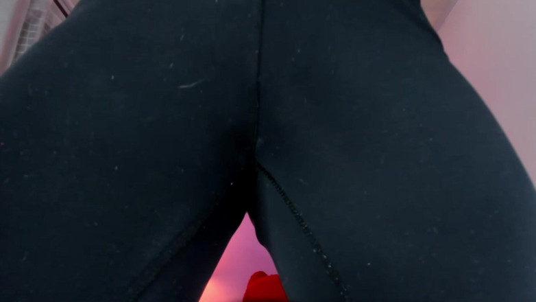 Niki Fox: Squirting und pinkeln in meine yogahosen