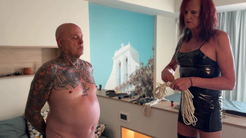 NaomiPerv: जंजीरों के साथ खेलना