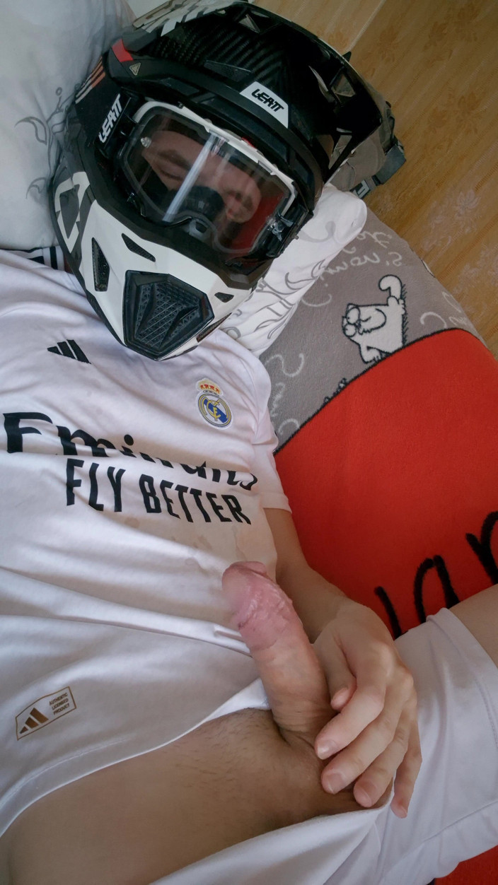 Sneakersmax98: Il ragazzo indossa un'uniforme da calcio e mi sborra mattutina